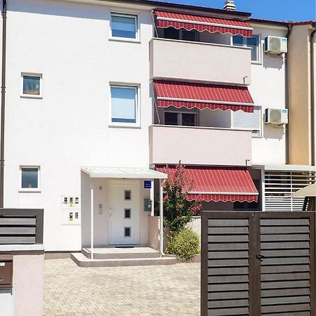Leona Apartment Pula Ngoại thất bức ảnh