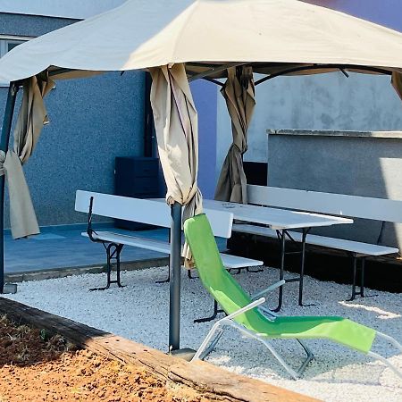 Leona Apartment Pula Ngoại thất bức ảnh