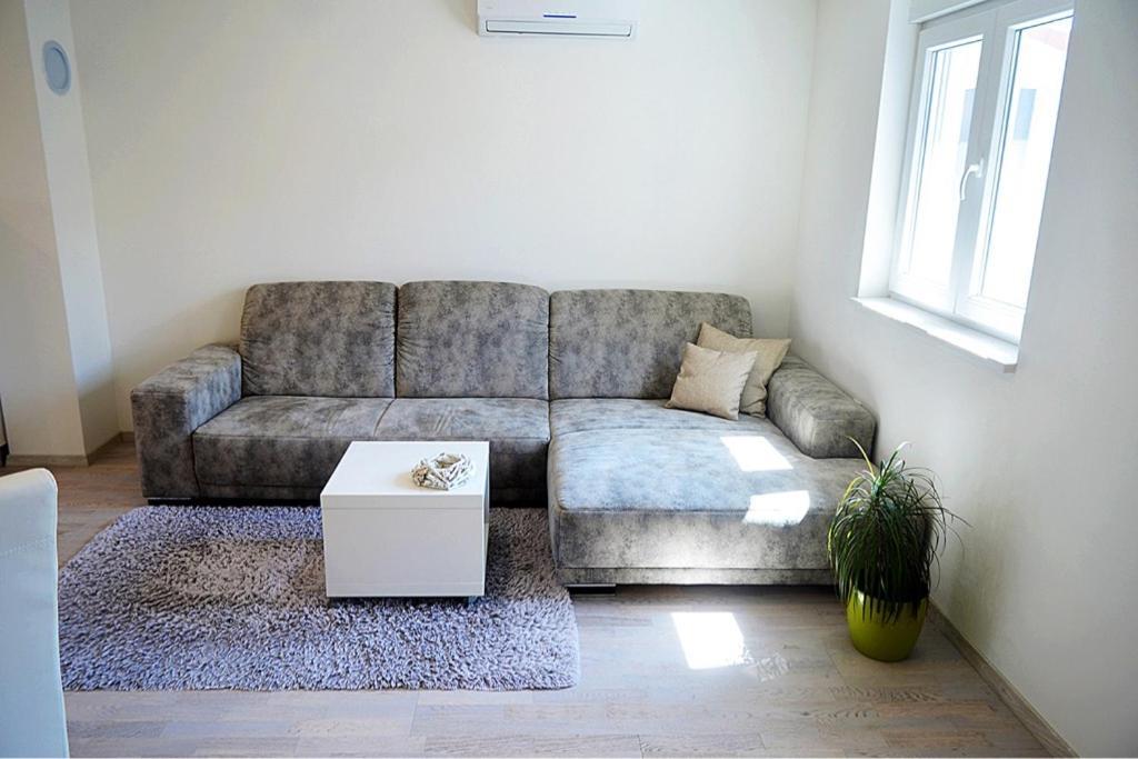 Leona Apartment Pula Ngoại thất bức ảnh