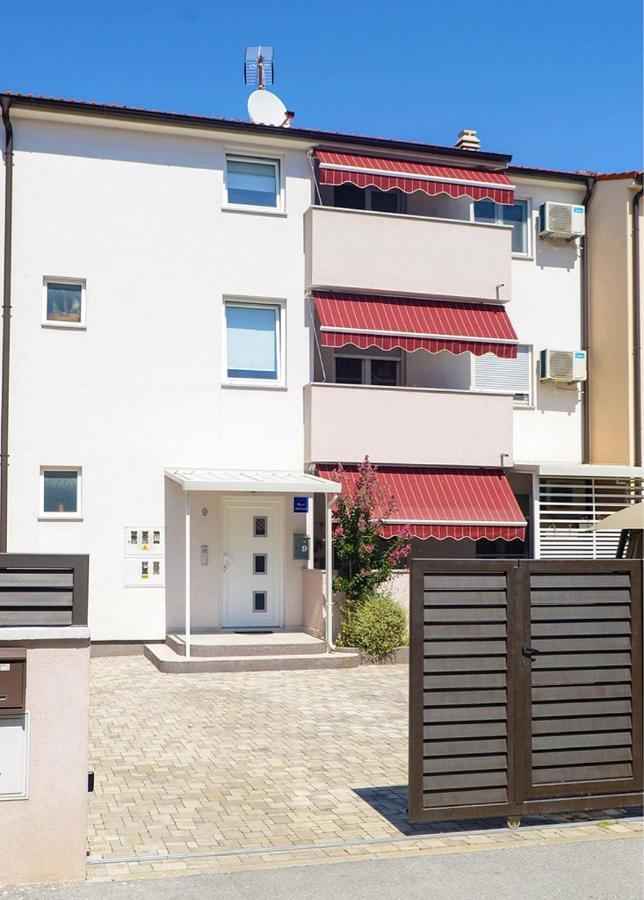 Leona Apartment Pula Ngoại thất bức ảnh