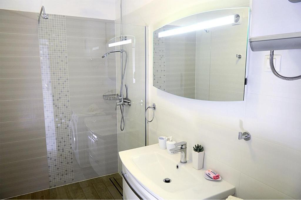 Leona Apartment Pula Ngoại thất bức ảnh